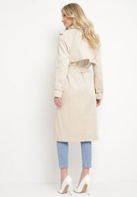 Born2be - Beżowy Długi Płaszcz Trencz o Klasycznym Fasonie z Paskiem Nasde. Okazja: na co dzień. Kolor: beżowy. Materiał: jeans. Długość: długie. Styl: klasyczny #4