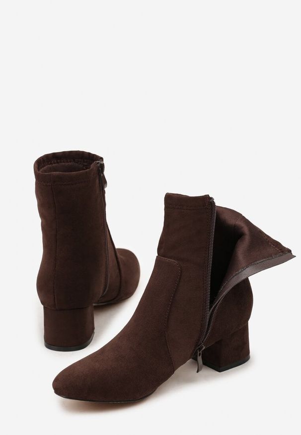 Renee - Ciemnobrązowe Botki Vices na Słupku Ozdobione Przeszyciem Ariske. Okazja: na co dzień. Kolor: brązowy. Wzór: aplikacja. Obcas: na słupku. Styl: casual, elegancki