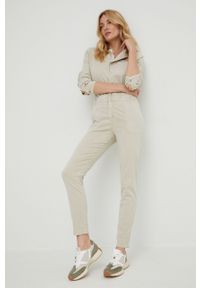 Answear Lab kombinezon kolor beżowy z kołnierzykiemm. Okazja: na co dzień. Kolor: beżowy. Długość rękawa: długi rękaw. Długość: długie. Styl: wakacyjny #1