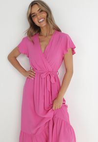 Born2be - Fuksjowa Sukienka Diomeira. Kolor: różowy. Materiał: tkanina. Wzór: gładki, jednolity. Typ sukienki: kopertowe. Styl: klasyczny, elegancki. Długość: maxi