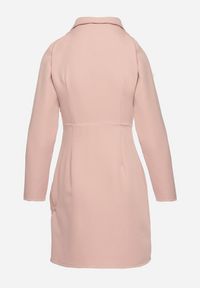 Born2be - Różowa Marynarkowa Sukienka Mini z Ozdobnym Kwiatem i Kopertową Górą Nivrade. Kolor: różowy. Wzór: kwiaty. Typ sukienki: kopertowe. Długość: mini #7