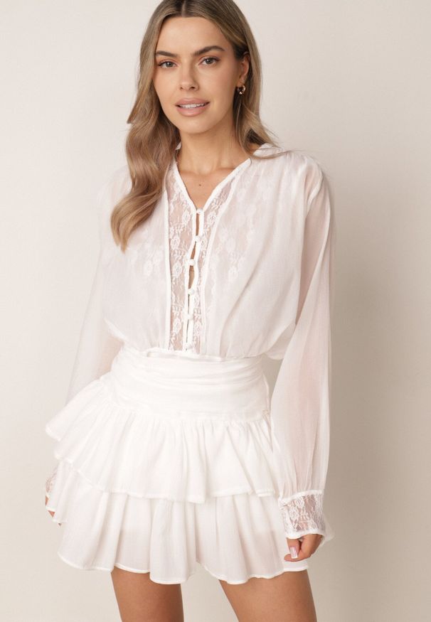 Born2be - Biała Rozkloszowana Sukienka z Bawełną Falbanami Wiązaniem z Tyłu i Koronką Pelopei. Okazja: na co dzień. Kolor: biały. Materiał: bawełna, koronka. Wzór: koronka. Typ sukienki: proste. Styl: elegancki, casual