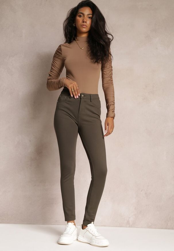 Renee - Ciemnozielone Skinny Spodnie z Kieszeniami i Zapięciem na Guzik oraz Suwak Mendieva. Kolor: zielony. Materiał: bawełna, elastan. Wzór: jednolity