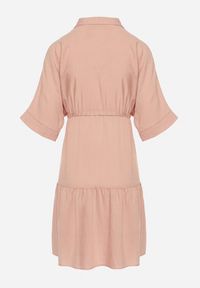 Born2be - Różowa Sukienka Koszulowa z Wiskozy z Kołnierzykiem i Wiązaniem Nanieria. Okazja: na co dzień. Kolor: różowy. Materiał: wiskoza. Długość rękawa: krótki rękaw. Typ sukienki: koszulowe. Styl: boho, casual #5