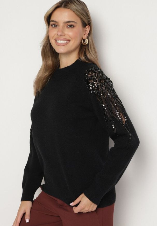 Born2be - Czarny Sweter z Cyrkoniami Perłami i Cekinami Nevalitha. Okazja: na spotkanie biznesowe, do pracy, na co dzień. Kolor: czarny. Materiał: jeans. Wzór: aplikacja. Styl: elegancki, casual, klasyczny, biznesowy