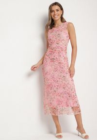 Born2be - Różowa Dopasowana Sukienka w Kwiaty Meluvea. Okazja: na co dzień. Kolor: różowy. Materiał: jeans. Wzór: kwiaty. Typ sukienki: proste. Styl: klasyczny, casual #1