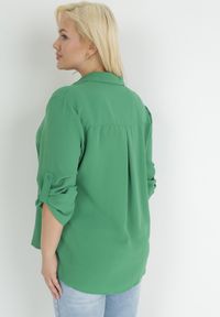 Born2be - Zielona Bluzka z Kołnierzykiem Paladia. Kolekcja: plus size. Kolor: zielony. Długość rękawa: długi rękaw. Długość: długie. Wzór: gładki. Styl: elegancki #2