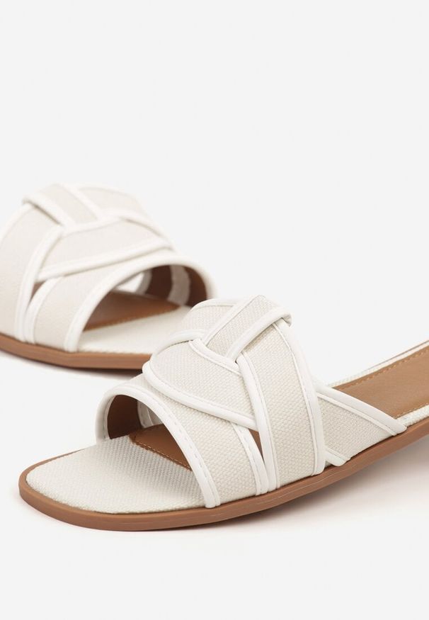 Renee - Białe Klapki z Ozdobnymi Paskami Silferia. Okazja: na co dzień. Kolor: biały. Materiał: jeans. Wzór: paski. Sezon: lato. Obcas: na obcasie. Styl: casual. Wysokość obcasa: niski