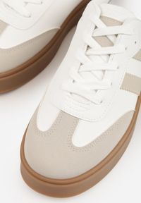 Renee - Beżowo-Białe Sneakersy Tenisówki Ozdobione Paskami Sovresia. Okazja: na co dzień. Zapięcie: pasek. Kolor: beżowy. Wzór: aplikacja #4