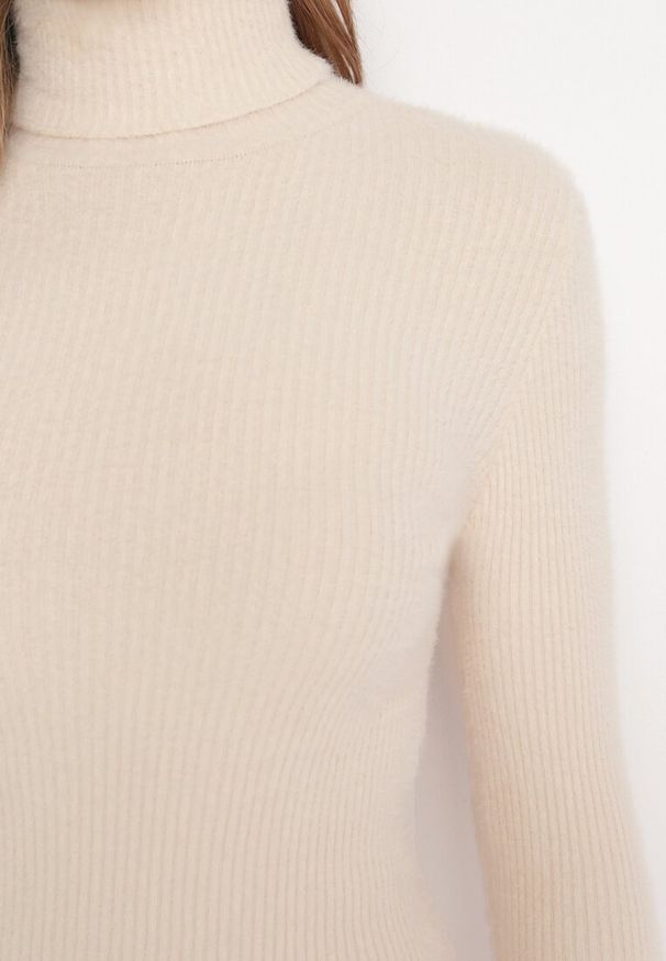 Born2be - Beżowa Sweterkowa Puchata Sukienka Midi z Wełny z Golfem Sebhat. Typ kołnierza: golf. Kolor: beżowy. Materiał: wełna. Długość: midi