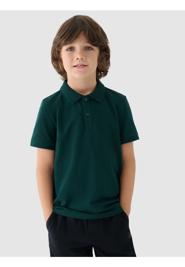 4f - 4F Koszulka polo chłopięca - zielona 158 (12-13 lat). Okazja: na co dzień. Typ kołnierza: polo. Kolor: zielony. Długość: krótkie. Wzór: ze splotem, gładki. Materiał: dzianina, bawełna. Długość rękawa: krótki rękaw. Sezon: lato. Styl: casual, sportowy, klasyczny