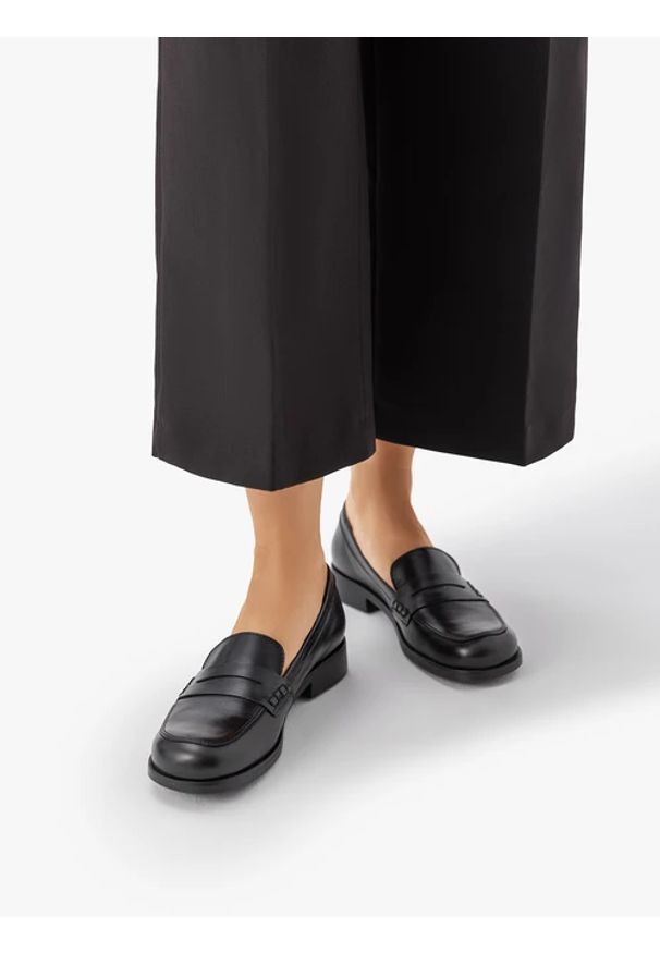 Ryłko - Czarne skórzane mokasyny. Okazja: na co dzień. Zapięcie: bez zapięcia. Kolor: czarny. Materiał: skóra. Wzór: aplikacja. Obcas: na obcasie. Styl: casual, street. Wysokość obcasa: średni