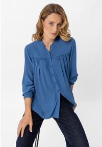 Volcano - Bluzka koszulowa ze stójką K-ENET. Okazja: na co dzień, na spotkanie biznesowe. Typ kołnierza: kołnierzyk stójkowy. Kolor: niebieski. Materiał: wiskoza, materiał. Długość rękawa: długi rękaw. Długość: długie. Wzór: gładki. Styl: biznesowy, casual #1