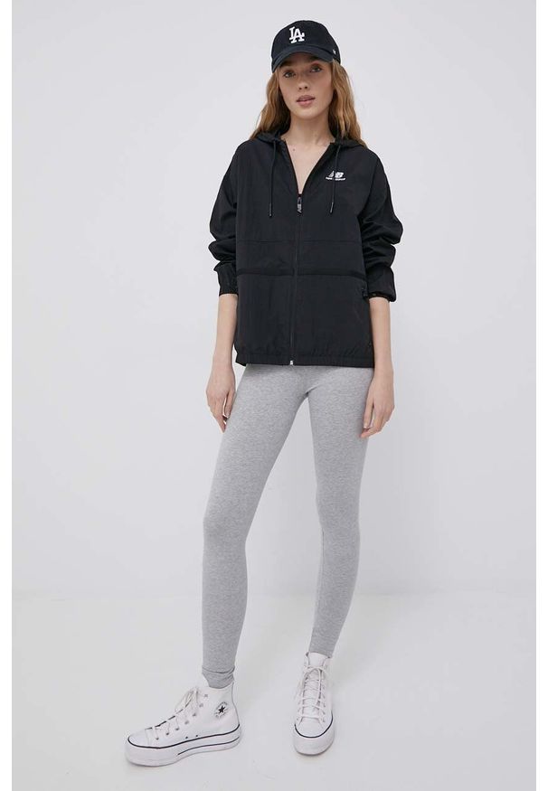 New Balance kurtka damska kolor czarny przejściowa oversize. Typ kołnierza: kaptur. Kolor: czarny. Materiał: materiał. Wzór: gładki