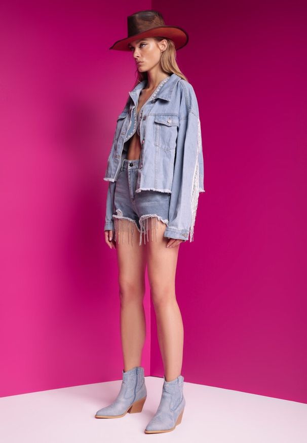 Renee - Niebieskie Jeansowe Szorty z Bawełny High Waist Wykończone Cyrkoniami i Przetarciami Tiamelba. Okazja: na co dzień, na imprezę. Stan: podwyższony. Kolor: niebieski. Materiał: jeans, bawełna. Długość: krótkie. Wzór: aplikacja. Styl: elegancki, casual