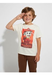 Sinsay - Bawełniana koszulka z nadrukiem PAW Patrol - kremowy. Kolor: kremowy. Materiał: bawełna. Wzór: nadruk #1