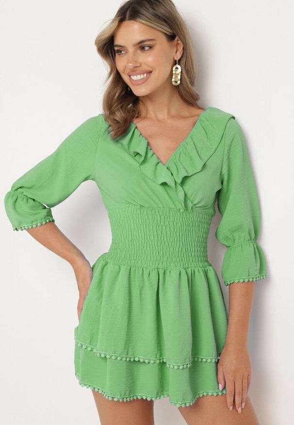 Born2be - Zielona Sukienka z Kopertowym Dekoltem i Gumką w Pasie Ozdobiona Falbanką Tesalie. Okazja: na co dzień. Typ kołnierza: dekolt kopertowy, kołnierz z falbankami. Kolor: zielony. Wzór: aplikacja. Sezon: wiosna, lato. Typ sukienki: kopertowe. Styl: casual, elegancki