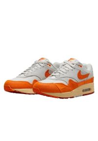 Buty do chodzenia damskie Nike Air Max 1. Zapięcie: sznurówki. Kolor: biały, wielokolorowy, pomarańczowy, szary. Materiał: guma, skóra, syntetyk, materiał, tkanina, zamsz. Szerokość cholewki: normalna. Model: Nike Air Max. Sport: turystyka piesza