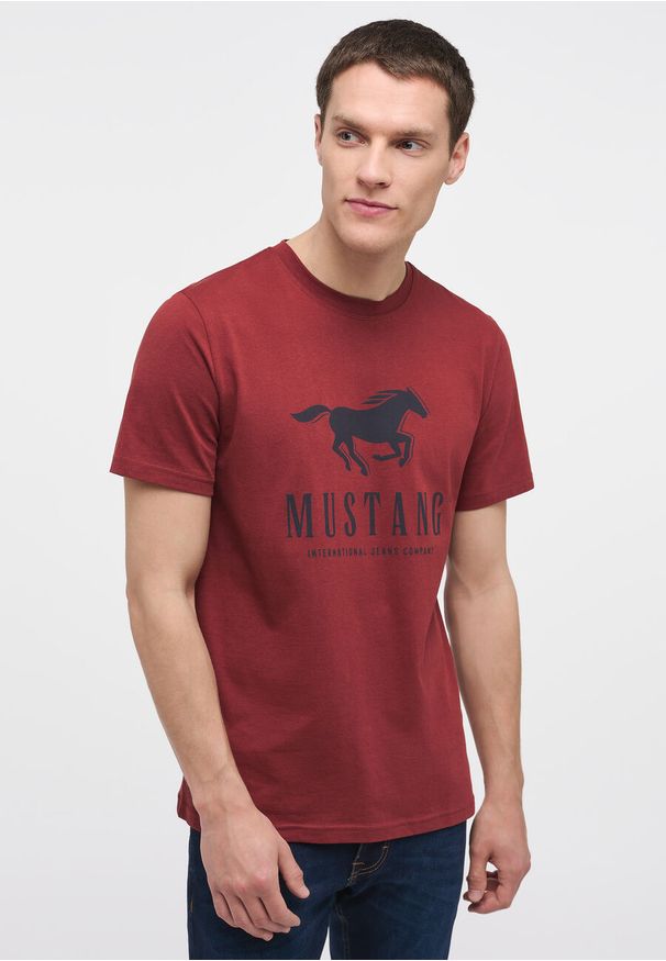 Mustang - MUSTANG Alex C Print MĘSKI T-SHIRT Russet Brown 1014083 8338. Wzór: nadruk