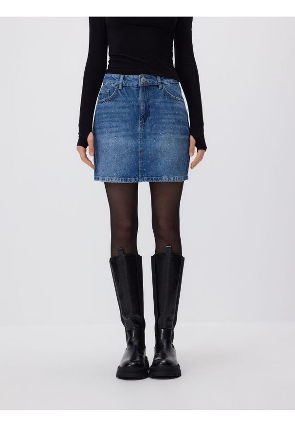 Reserved - Jeansowa spódnica z aplikacjami - niebieski. Kolor: niebieski. Materiał: jeans. Wzór: aplikacja