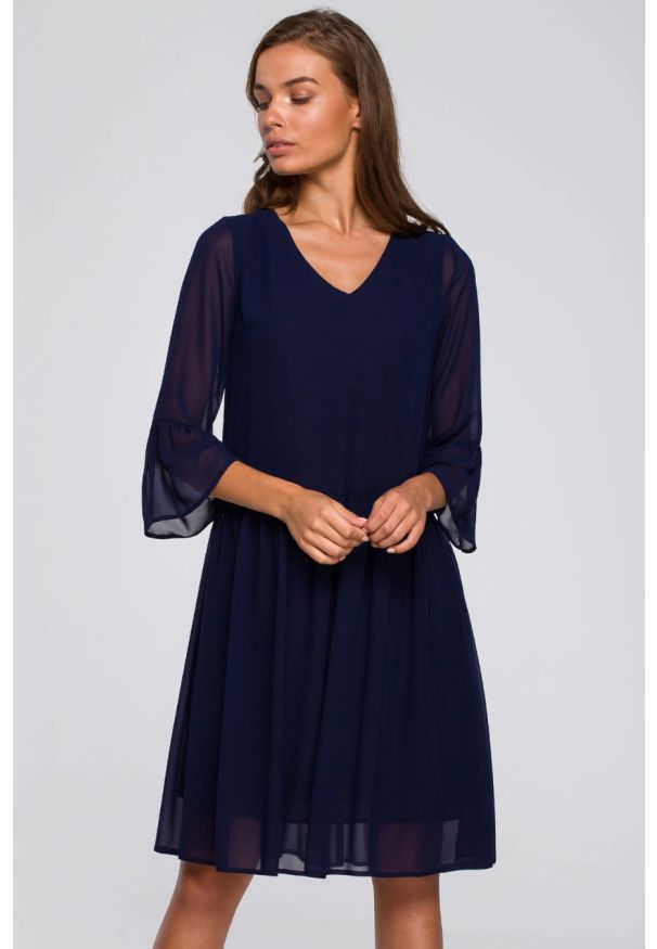 Stylove - Sukienka wieczorowa szyfonowa z falbanami dekolt V granatowa. Okazja: na randkę. Kolor: niebieski. Materiał: szyfon. Typ sukienki: oversize. Styl: wizytowy