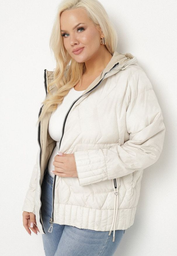 Born2be - Biała Kurtka Dwustronna z Kapturem i Ozdobnym Pikowaniem Helritis. Okazja: na co dzień. Typ kołnierza: kaptur. Kolekcja: plus size. Kolor: biały. Materiał: jeans. Długość rękawa: długi rękaw. Długość: długie. Styl: elegancki, casual