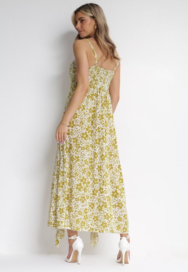 Born2be - Jasnozielona Asymetryczna Sukienka Maxi na Regulowanych Ramiączkach w Kwiaty Dalit. Typ kołnierza: kołnierz z falbankami. Kolor: zielony. Długość rękawa: na ramiączkach. Wzór: kwiaty. Sezon: wiosna, lato. Typ sukienki: asymetryczne. Długość: maxi