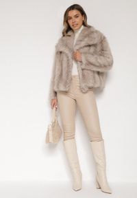 Born2be - Beżowa Futrzana Kurtka z Cieniowanym Wzorem Monizavia. Okazja: na co dzień. Kolor: beżowy. Materiał: futro. Styl: casual, klasyczny #7