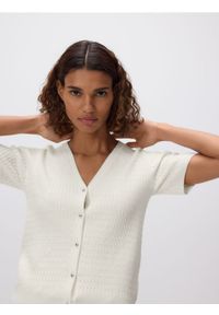 Reserved - Kardigan ze strukturalnym splotem - kremowy. Kolor: kremowy. Materiał: dzianina, wiskoza. Wzór: ze splotem #1
