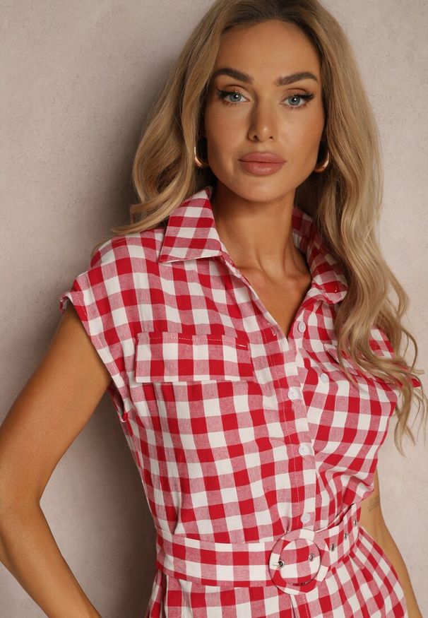 Renee - Czerwona Sukienka z Bawełny o Kroju Koszulowym w Kratę z Paskiem w Talii Revatia. Okazja: na co dzień. Kolor: czerwony. Materiał: bawełna. Typ sukienki: koszulowe. Styl: klasyczny, elegancki, casual