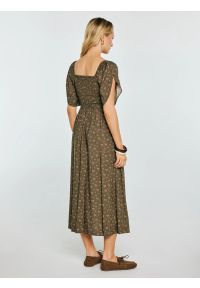Big-Star - Sukienka damska midi z wiskozy z motywem kwiatowym khaki Bler 303. Typ kołnierza: dekolt w karo. Kolor: zielony. Materiał: wiskoza. Wzór: kwiaty. Sezon: wiosna, lato. Styl: vintage. Długość: midi #7