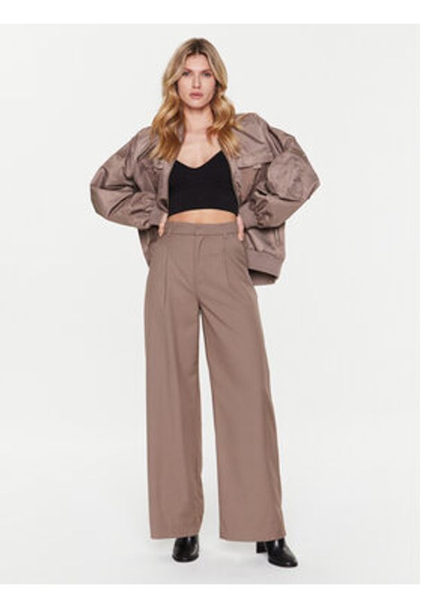 GESTUZ - Gestuz Spodnie materiałowe Paula 10905912 Brązowy Relaxed Fit. Kolor: brązowy. Materiał: syntetyk