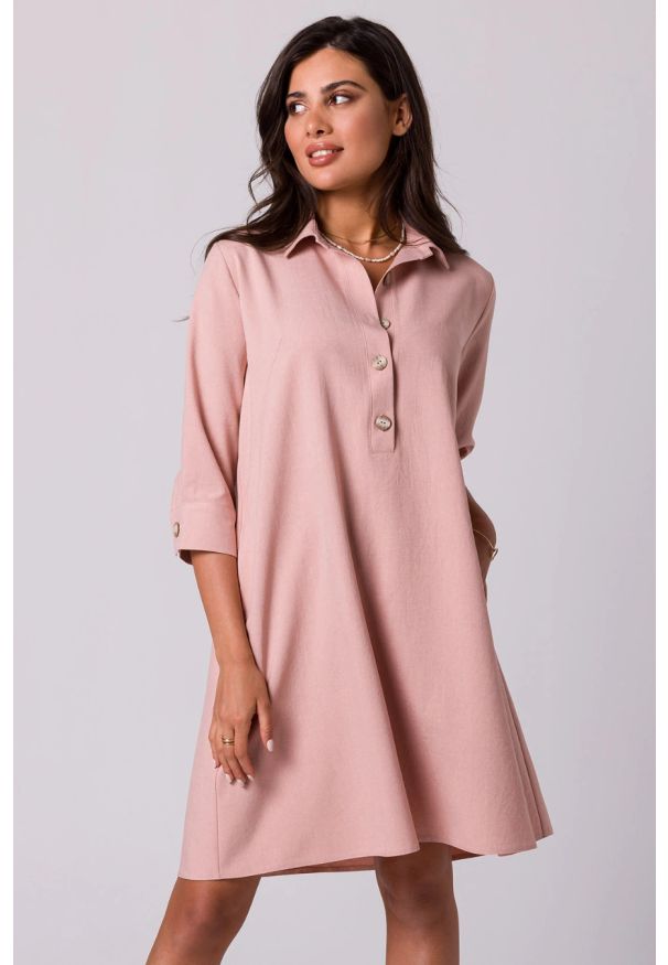 BeWear - Swobodna sukienka z kołnierzykiem guzikami i kieszeniami róż. Kolor: różowy. Materiał: materiał. Typ sukienki: trapezowe