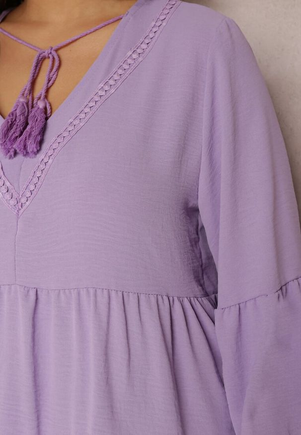 Renee - Fioletowa Sukienka Thelike. Typ kołnierza: kołnierz z falbankami. Kolor: fioletowy. Materiał: tkanina. Wzór: ażurowy, gładki, jednolity. Styl: boho, wakacyjny. Długość: mini