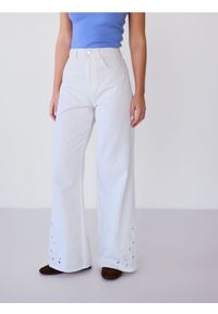 Reserved - Jeansy wide leg z ażurowym wzorem - biały. Kolor: biały. Wzór: ażurowy #1