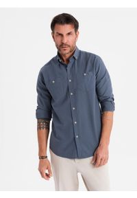 Ombre Clothing - Męska koszula lniana z klasycznym kołnierzykiem i kieszeniami REGULAR FIT – niebieska V4 OM-SHCS-0134 - XXL. Okazja: na co dzień. Typ kołnierza: kołnierzyk klasyczny. Kolor: niebieski. Materiał: len. Długość: długie. Wzór: aplikacja. Sezon: lato, wiosna. Styl: klasyczny