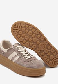 Born2be - Jasnobrązowe Zamszowe Sneakersy na Grubej Podeszwie z Paskami i Skórzaną Wkładką Felenne. Okazja: na co dzień. Zapięcie: pasek. Kolor: brązowy. Materiał: zamsz, skóra. Wzór: paski #3