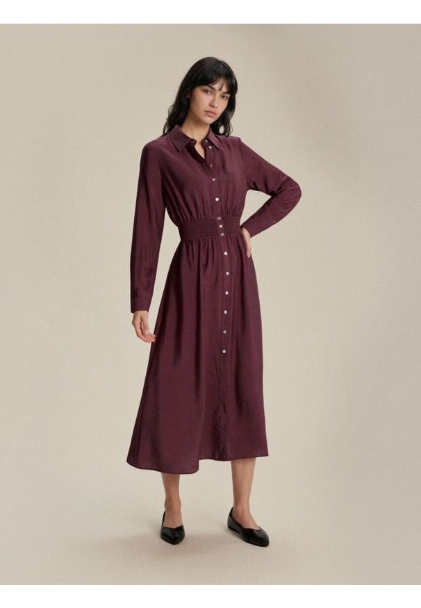 Sinsay - Wiskozowa koszulowa sukienka midi z ozdobnym marszczeniem - bordowy. Kolor: czerwony. Materiał: wiskoza. Typ sukienki: koszulowe. Długość: midi