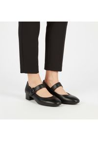 Czółenka damskie Rieker, stabilny niski obcas klasyczny fason pasek z zapięciem miękka cholewka wygodne dopasowanie elegancki charakter, czarne, 4345. Zapięcie: pasek. Kolor: czarny. Szerokość cholewki: normalna. Obcas: na obcasie. Styl: elegancki, klasyczny. Wysokość obcasa: niski #1