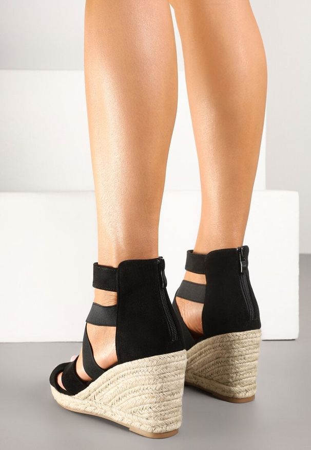 Born2be - Czarne Sandały Vices na Plecionym Koturnie w Stylu Boho Telomaris. Okazja: na co dzień. Kolor: czarny. Obcas: na koturnie. Styl: boho