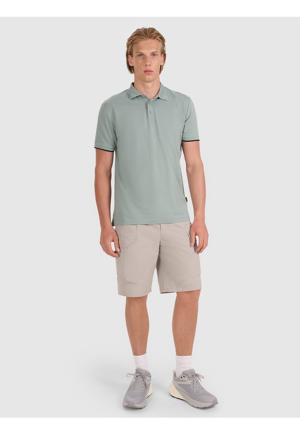 4f - 4F Koszulka polo regular męska - oliwkowa/khaki XXL. Okazja: na co dzień. Typ kołnierza: polo. Kolor: oliwkowy, brązowy, wielokolorowy. Materiał: dzianina, bawełna, wiskoza, syntetyk, materiał. Wzór: ze splotem. Styl: klasyczny, sportowy, casual