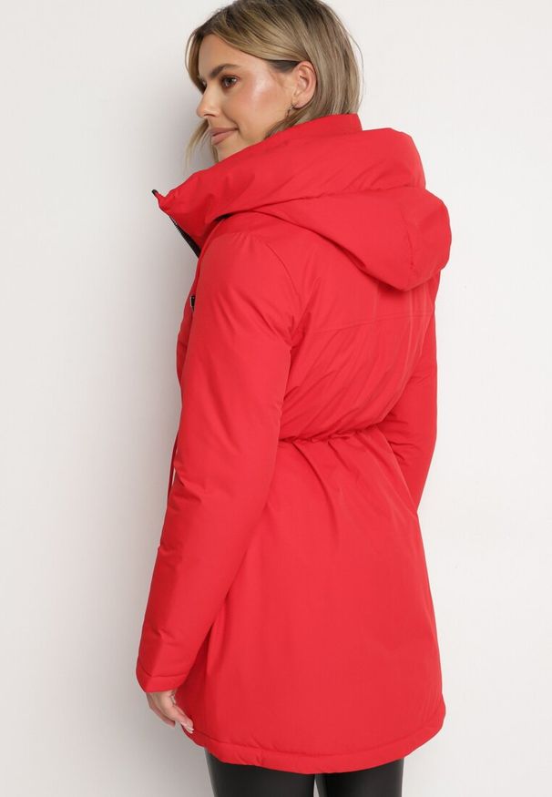 Born2be - Czerwona Kurtka Parka z Kapturem Ściągana w Pasie Semielin. Okazja: na co dzień, na spacer. Typ kołnierza: kaptur. Kolor: czerwony. Styl: elegancki, casual