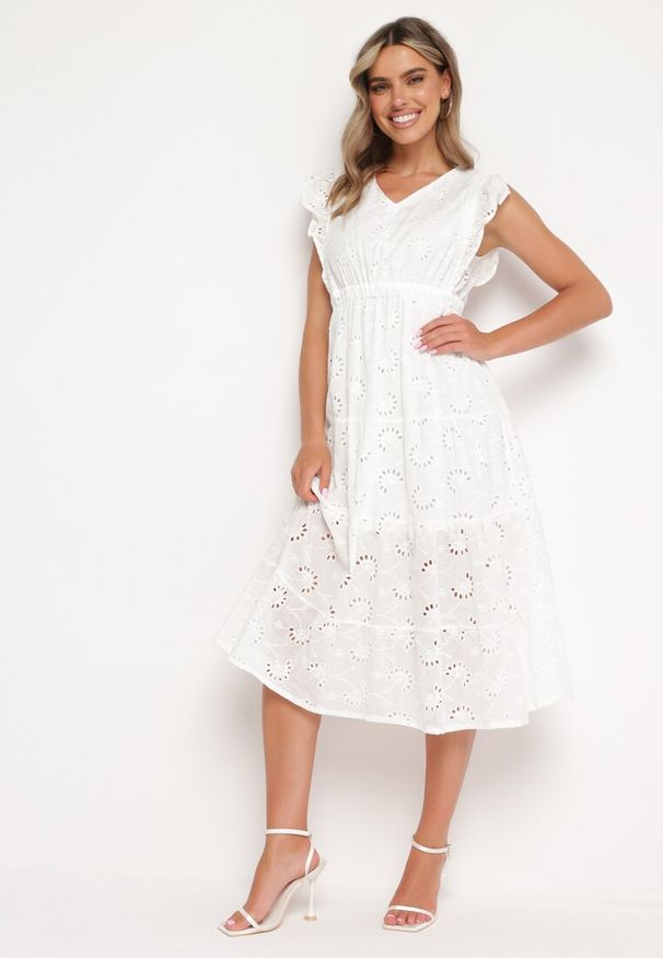 Born2be - Biała Ażurowa Sukienka z Falbanką o Rozkloszowanym Kroju Lirvolia. Okazja: na co dzień, na imprezę. Kolor: biały. Długość rękawa: krótki rękaw. Wzór: ażurowy. Sezon: lato. Typ sukienki: rozkloszowane. Styl: casual