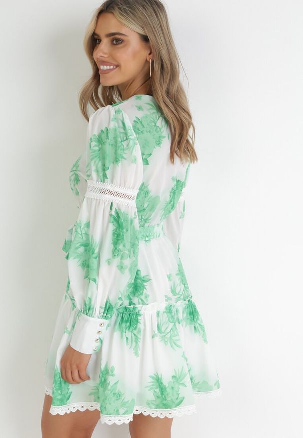 Born2be - Zielona Sukienka Mini z Gumką w Pasie i Materiałowym Paskiem Alisaine. Typ kołnierza: kokarda. Kolor: zielony. Materiał: materiał. Wzór: kwiaty. Sezon: wiosna, lato. Długość: mini