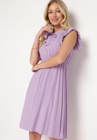 Born2be - Fioletowa Rozkloszowana Sukienka z Wiązanym Dekoltem i Gumką w Pasie Ozdobiona Falbanką Dimonima. Kolor: fioletowy. Materiał: bawełna, wiskoza. Wzór: aplikacja. Typ sukienki: rozkloszowane. Styl: retro, elegancki #3
