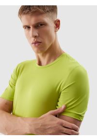 4f - Koszulka treningowa slim z materiałów z recyklingu męska - soczysta zieleń. Kolor: zielony. Materiał: materiał. Długość rękawa: krótki rękaw. Długość: krótkie. Wzór: ze splotem, gładki. Sport: fitness