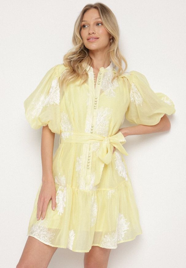 Born2be - Żółta Koszulowa Przezroczysta Sukienka z Bawełną Haftami i Paskiem Lirulira. Okazja: na co dzień. Kolor: żółty. Materiał: bawełna. Wzór: haft. Sezon: lato. Typ sukienki: koszulowe. Styl: casual, elegancki