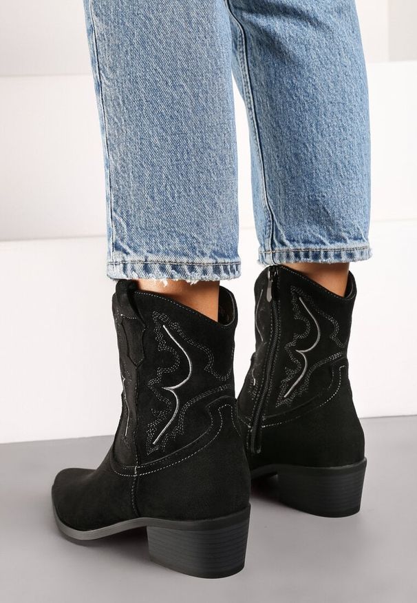 Born2be - Czarne Botki Kowbojki na Obcasie z Ozdobnymi Przeszyciami Miarielen. Okazja: na co dzień. Kolor: czarny. Materiał: jeans. Obcas: na obcasie. Styl: elegancki, casual. Wysokość obcasa: średni