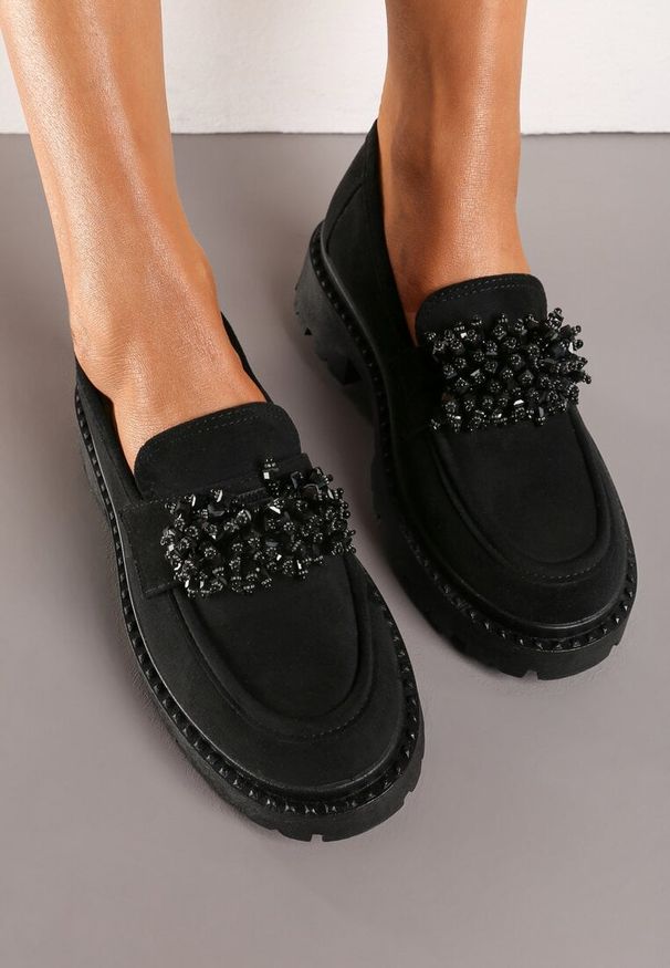 Born2be - Czarne Mokasyny z Biżuteryjnymi Koralikami Ellsara. Okazja: na co dzień. Nosek buta: okrągły. Kolor: czarny. Szerokość cholewki: normalna. Obcas: na obcasie. Styl: elegancki, casual. Wysokość obcasa: niski