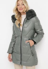 Born2be - Ciemnozielona Pikowana Kurtka z Kapturem i Futerkiem Sahria. Okazja: na co dzień. Typ kołnierza: kaptur. Kolor: zielony. Materiał: futro. Sezon: zima. Styl: klasyczny, casual, elegancki #1